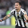 Artur faz golaço, Botafogo vence e depende de suas forças por classificação