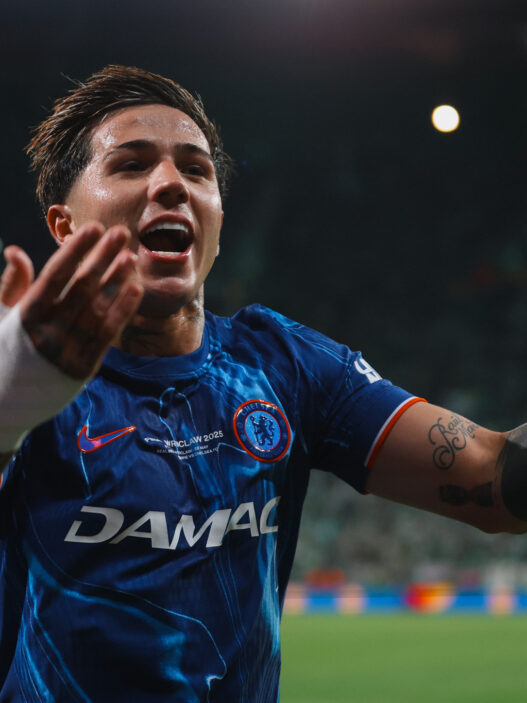 Palmer brilha, Chelsea goleia o Betis e conquista a Conference League