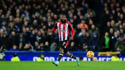 Atacante brasileiro retorna à Premier League em vitória diante do Manchester United