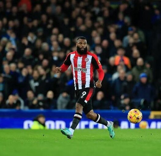 Atacante brasileiro retorna à Premier League em vitória diante do Manchester United