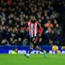 Atacante brasileiro retorna à Premier League em vitória diante do Manchester United