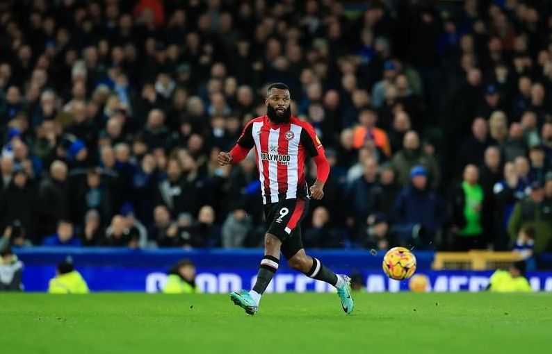 Atacante brasileiro retorna à Premier League em vitória diante do Manchester United