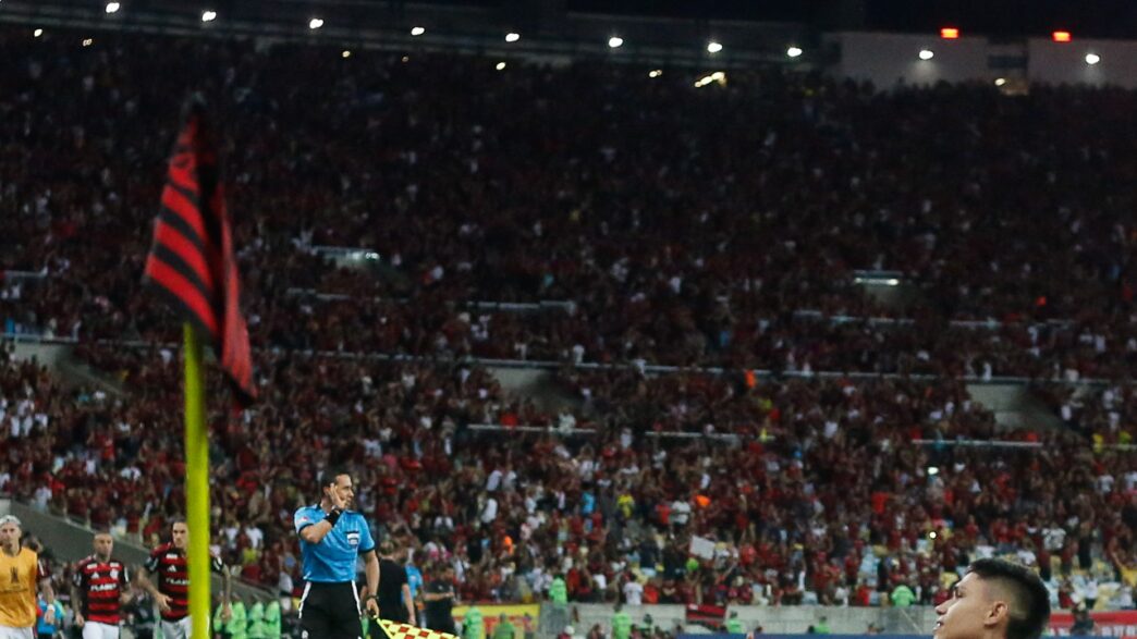 Luiz Araújo brilha, Flamengo vence Ldu e depende somente de suas forças na Libertadores