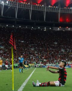 Luiz Araújo brilha, Flamengo vence Ldu e depende somente de suas forças na Libertadores