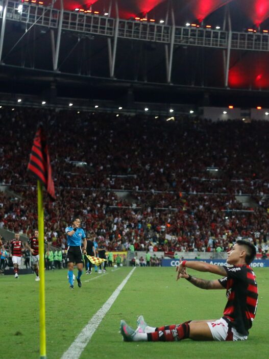 Luiz Araújo brilha, Flamengo vence Ldu e depende somente de suas forças na Libertadores