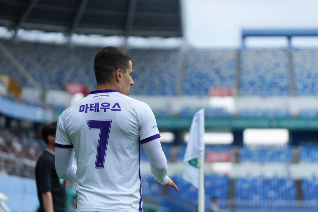 Matheus Oliveira completa 50 jogos pelo Anyang e celebra boa fase na Coreia