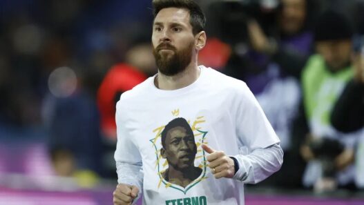 Messi é eleito o melhor jogador da história na frente de Pelé, segundo IFFHS