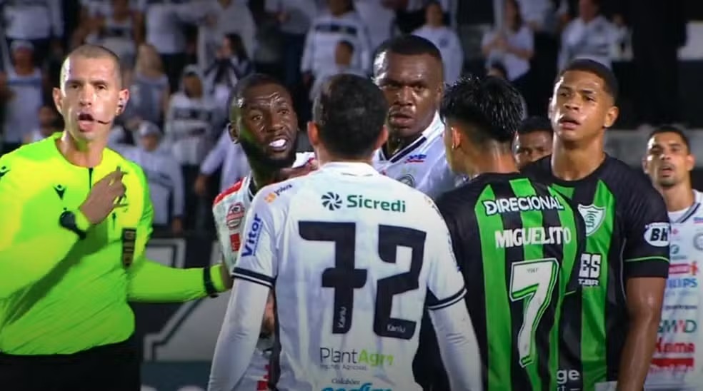 Miguelito, do América-MG, está preso por acusação de racismo