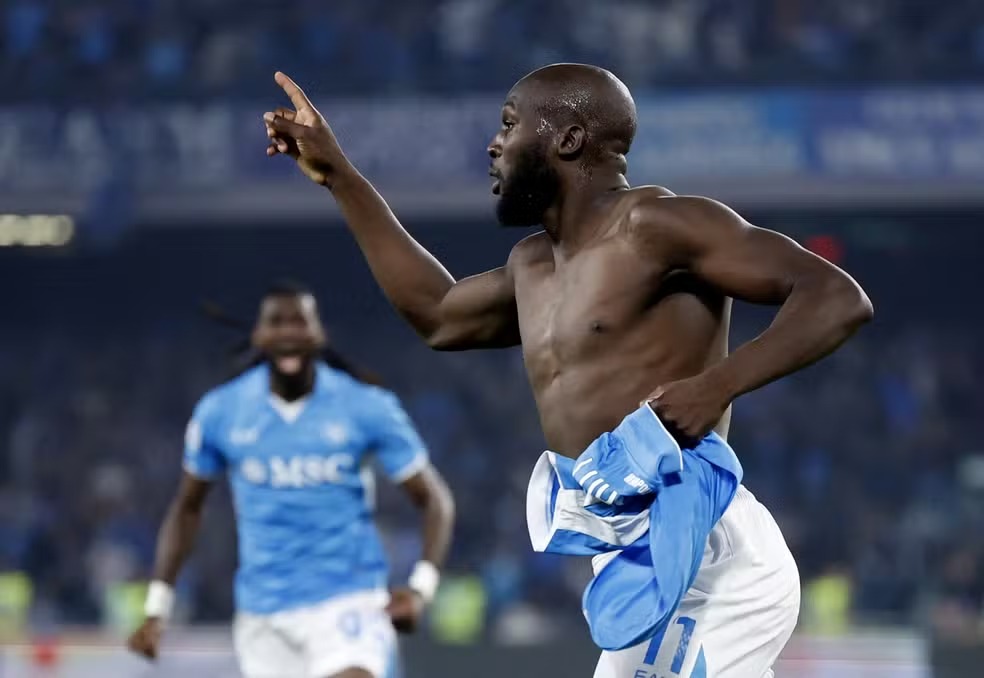 Lukaku brilha, Napoli vence e fatura título italiano em 2025