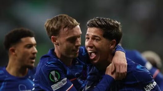 Palmer brilha, Chelsea goleia o Betis e conquista a Conference League
