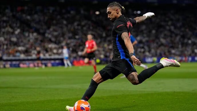 Jornal pede que Raphinha tenha mais liderança no Barcelona