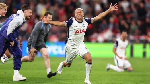 Richarlison conquista primeiro título pelo Tottenham após muitas lesões
