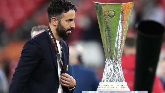 Manchester United anuncia dispensa de trio