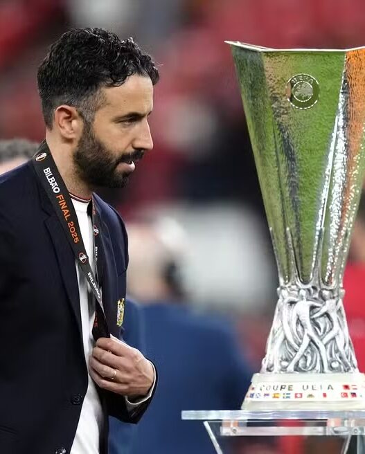 Manchester United anuncia dispensa de trio