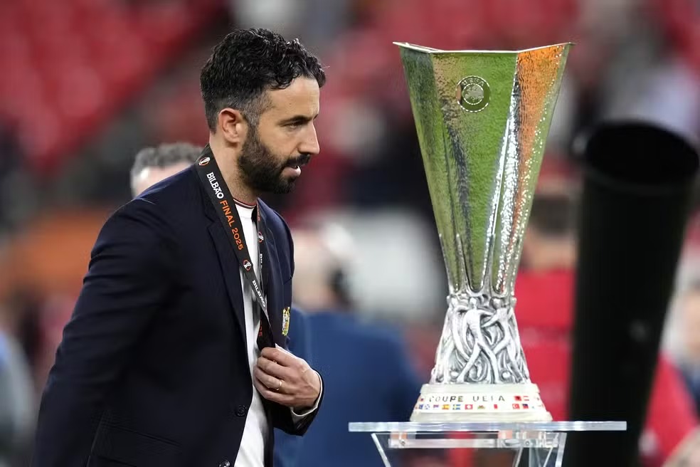 Manchester United anuncia dispensa de trio