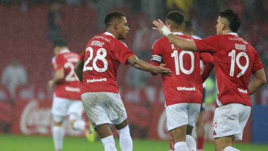 Internacional vira sobre o Bahia, elimina o rival e avança na Libertadores