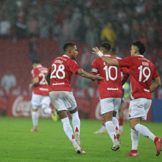 Internacional vira sobre o Bahia, elimina o rival e avança na Libertadores