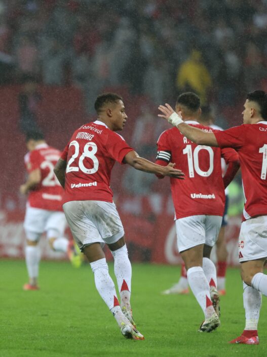 Internacional vira sobre o Bahia, elimina o rival e avança na Libertadores