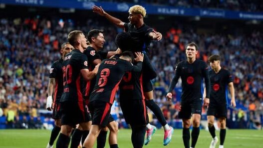 Yamal marca golaço, Barcelona vence e garante título espanhol