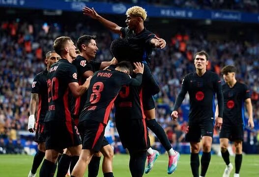 Yamal marca golaço, Barcelona vence e garante título espanhol