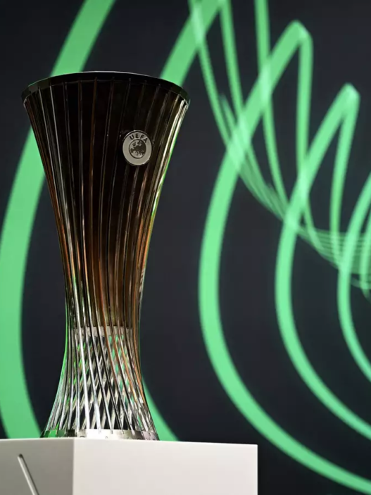 Chelsea e Betis disputam o título da Conference League na Polônia