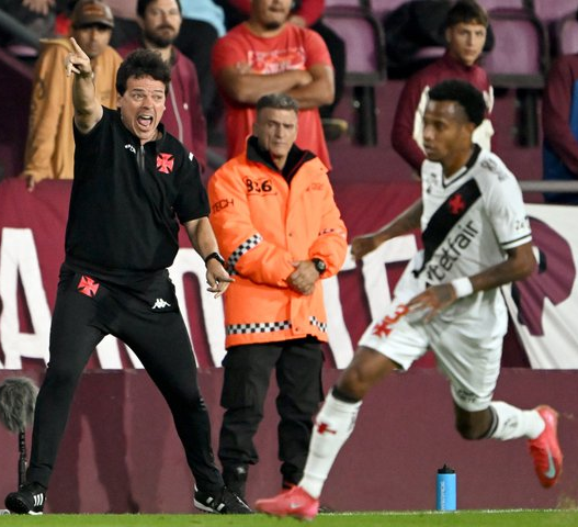 Diniz estreia com derrota e Vasco se complica na Sul-Americana