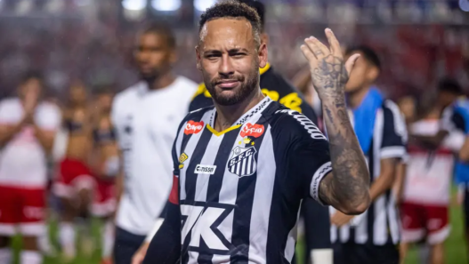 Santos é alvo de críticas de amigo de Neymar em rede social