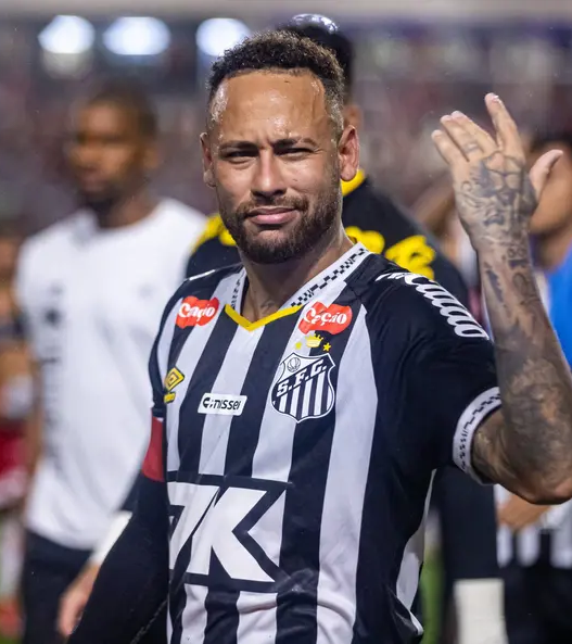Santos é alvo de críticas de amigo de Neymar em rede social