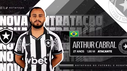 Botafogo anuncia a contratação de Arthur Cabral