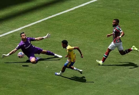 Fluminense sofre, mas avança e espera adversário