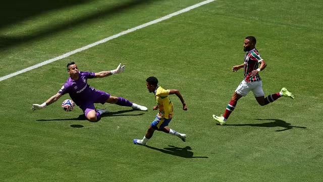 Fluminense sofre, mas avança e espera adversário