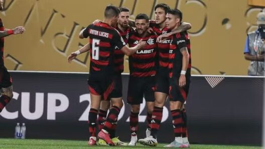 Arrascaeta e Luiz Araújo marcam, Flamengo vence e lidera seu grupo