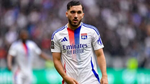 Manchester City acerta a contratação de Rayan Cherki