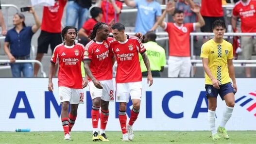Di Maria brilha, Benfica vence e sonha com classificação