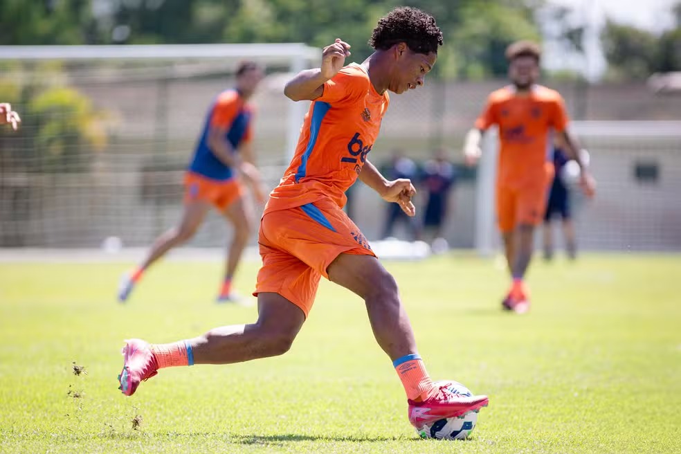 Presidente do Sport viaja para a Espanha para negociar promessa do clube; confira destino