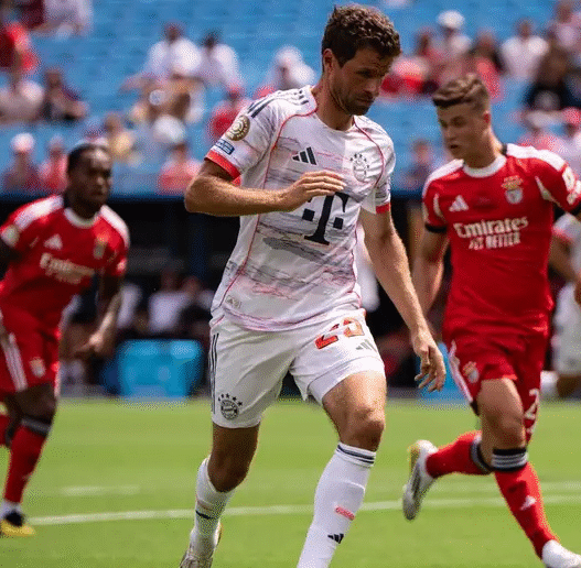 Bayern perde para Benfica e enfrentará brasileiro nas oitavas