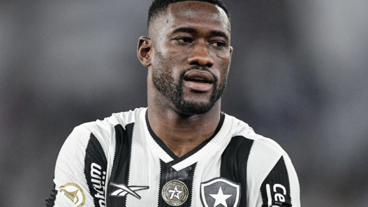 Bastos sofre nova lesão e deixa delegação do Botafogo no Mundial de Clubes