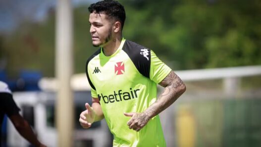 Adson sofre contusão e vira novamente desfalque no Vasco
