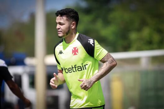 Adson sofre contusão e vira novamente desfalque no Vasco
