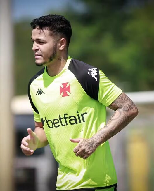 Adson sofre contusão e vira novamente desfalque no Vasco