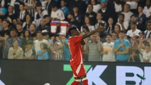 Carbonero e Borre marcam, Internacional vence o Santos de Neymar