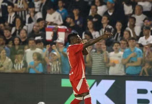 Carbonero e Borre marcam, Internacional vence o Santos de Neymar