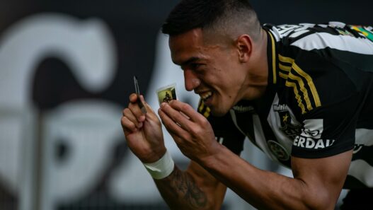 Cuello marca, Atlético bate o Flamengo e abre vantagem