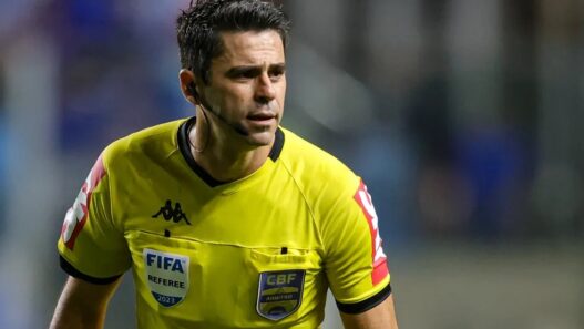 Vasco publica nota contra arbitragem, e Vegetti afirma roubo no Beira-Rio