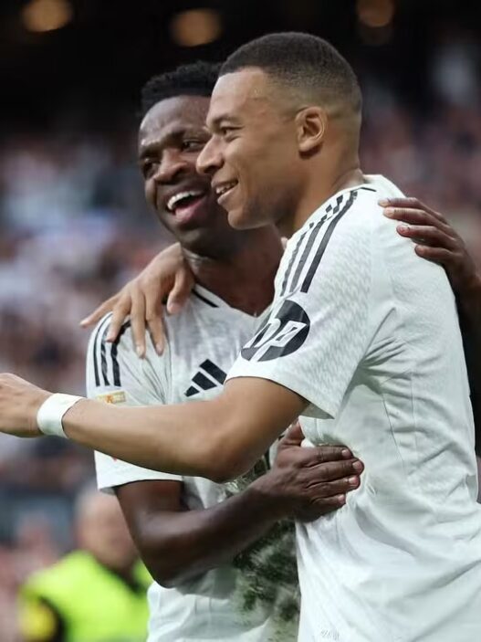 Gênios sem entrosamento? Mbappé e Vini são destaques na imprensa da Espanha