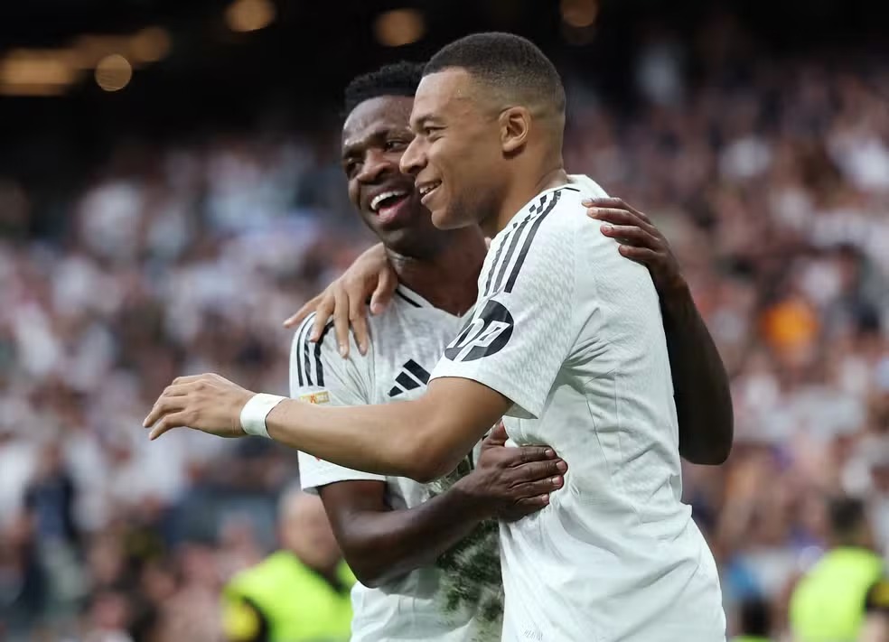 Gênios sem entrosamento? Mbappé e Vini são destaques na imprensa da Espanha