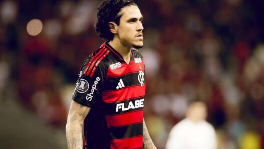 Pedro x Filipe Luís: atacante do Flamengo se defende nas redes sociais