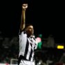 Sem procura do Internacional, Taison renova contrato na Grécia