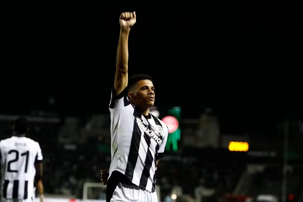 Sem procura do Internacional, Taison renova contrato na Grécia
