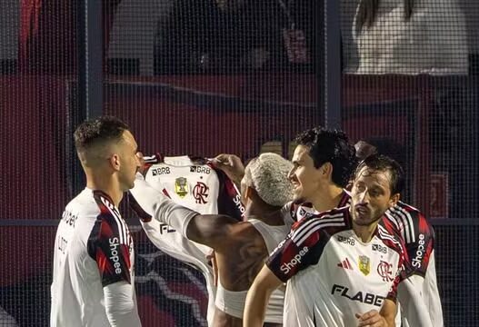Wesley brilha, Flamengo vence e encosta no líder